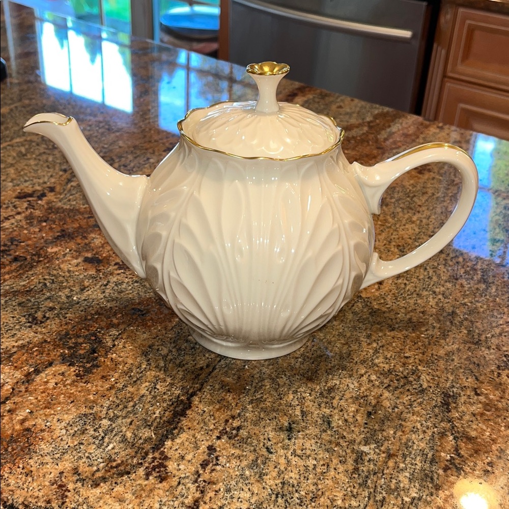 Lennox vintage Chic Ivory Teapot with Gold Trim